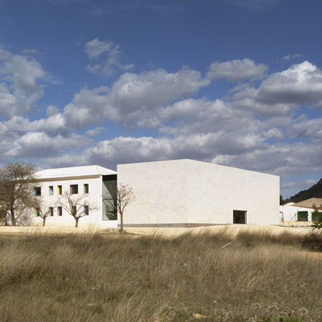 Music Hall and House in Algueña by Cor & Asociados