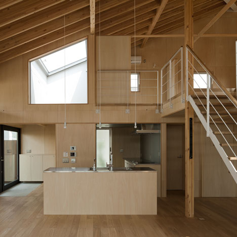 Large Roof House by Architect Cafe Large Roof House by Architect Cafe