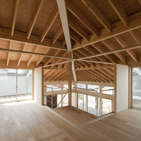 Large Roof House by Architect Cafe Large Roof House by Architect Cafe