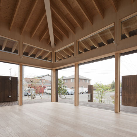 Large Roof House by Architect Cafe Large Roof House by Architect Cafe