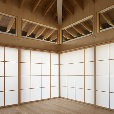 Large Roof House by Architect Cafe Large Roof House by Architect Cafe