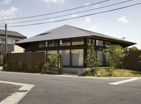 Large Roof House by Architect Cafe Large Roof House by Architect Cafe