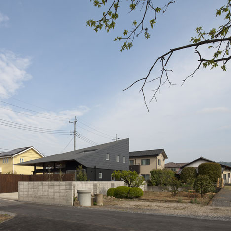 Large Roof House by Architect Cafe Large Roof House by Architect Cafe