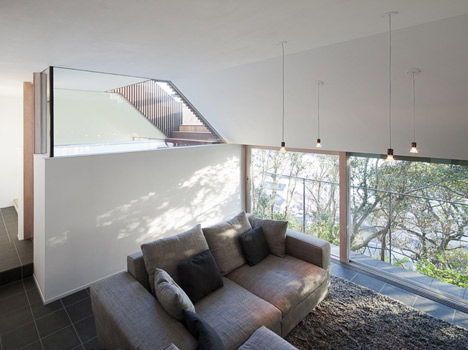 Wind-dyed House by Kazuhiko Kishimoto:acaa Wind-dyed House by Kazuhiko Kishimoto:acaa