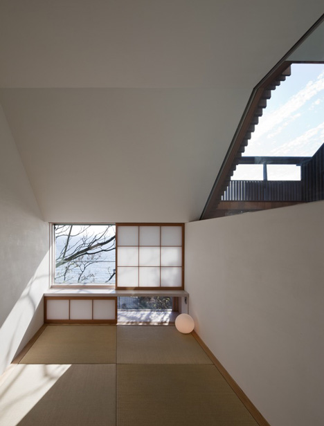 Wind-dyed House by Kazuhiko Kishimoto:acaa Wind-dyed House by Kazuhiko Kishimoto:acaa