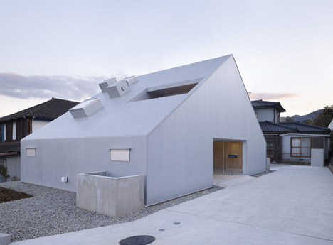 Cloudy House by Takao Shiotsuka