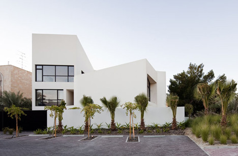 Mop House by AGi Architects