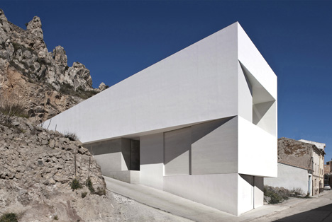 casa en la ladera de un castillo casa en la ladera de un castillo
