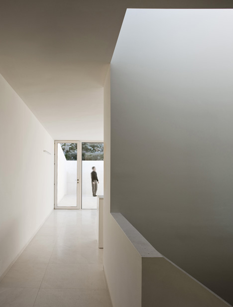 casa en la ladera de un castillo casa en la ladera de un castillo