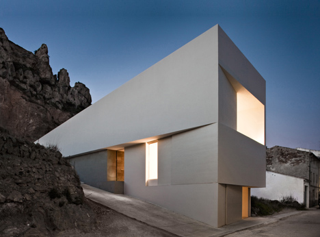 casa en la ladera de un castillo casa en la ladera de un castillo