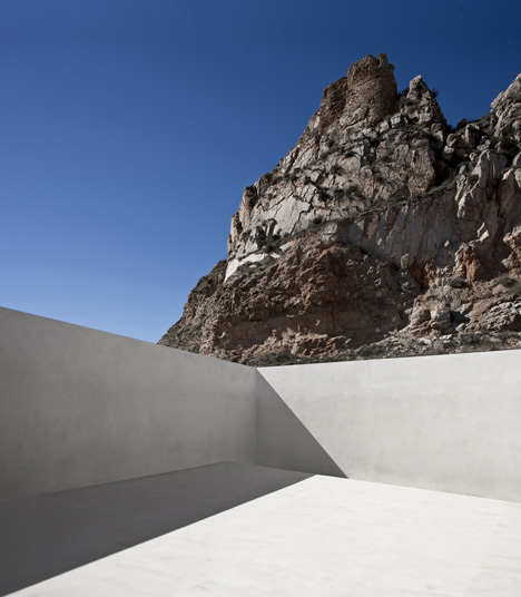 casa en la ladera de un castillo casa en la ladera de un castillo