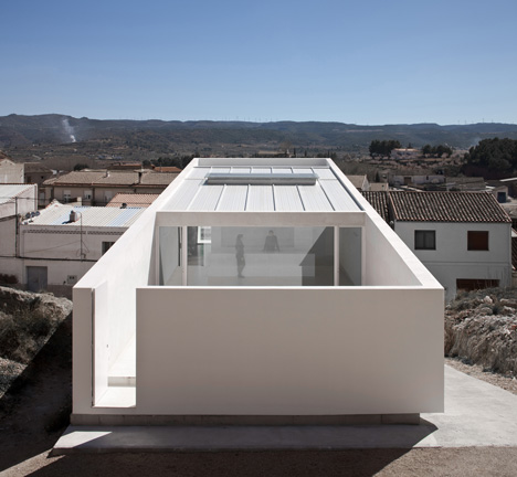 casa en la ladera de un castillo casa en la ladera de un castillo