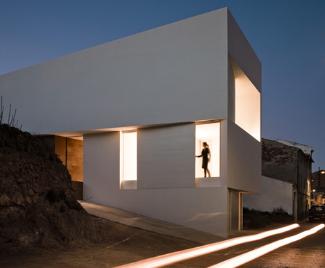 casa en la ladera de un castillo casa en la ladera de un castillo