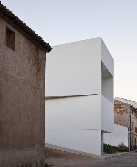 casa en la ladera de un castillo casa en la ladera de un castillo