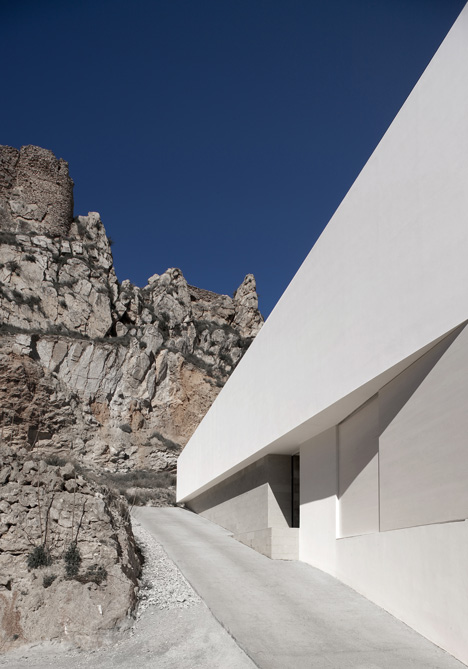 casa en la ladera de un castillo casa en la ladera de un castillo