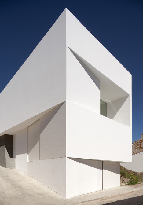 casa en la ladera de un castillo casa en la ladera de un castillo