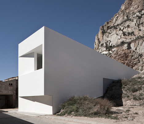 casa en la ladera de un castillo casa en la ladera de un castillo