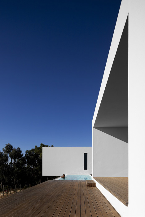 U House by Jorge Graca Costa