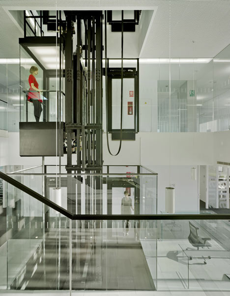 Confederation of Employers of Albacete Headquarters by Cor and Associados Confederation of Employers of Albacete Headquarters by Cor and Associados