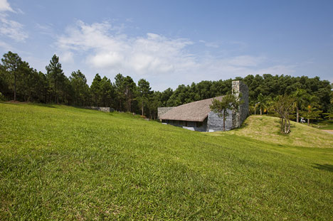 Dailai Conference Hall by Vo Trong Nghia