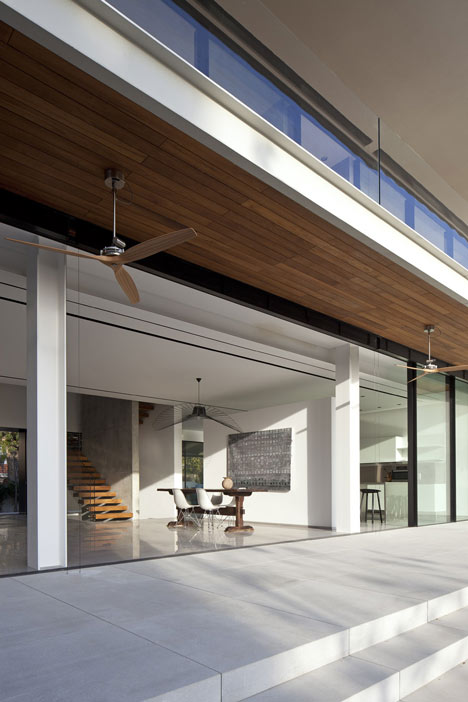 Kfar Shmaryahu House by Pitsou Kedem