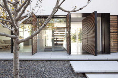 Kfar Shmaryahu House by Pitsou Kedem