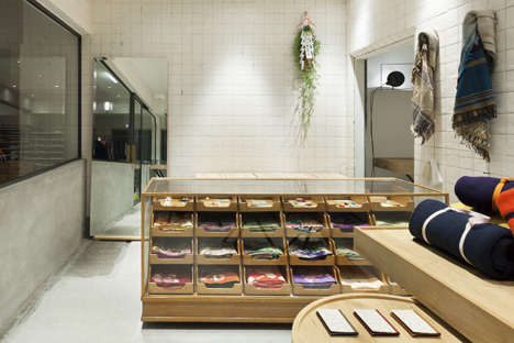OtsukaGofukuten kimono store by Yusuke Seki OtsukaGofukuten kimono store by Yusuke Seki