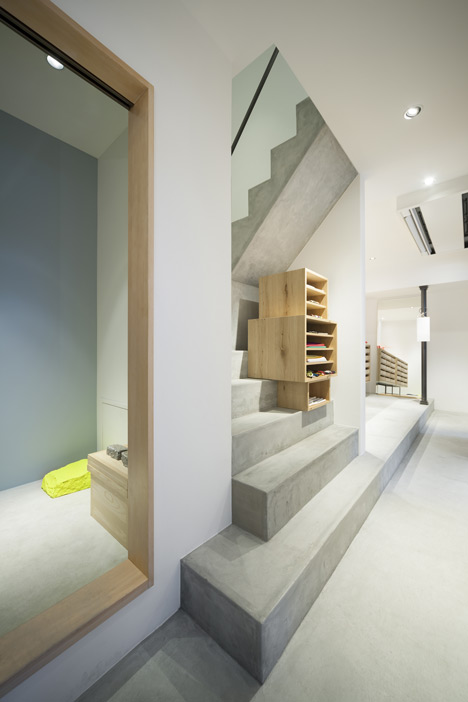 OtsukaGofukuten kimono store by Yusuke Seki OtsukaGofukuten kimono store by Yusuke Seki