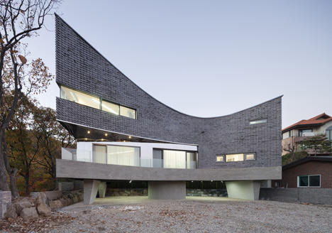 The Curving House by JOHO Architecture