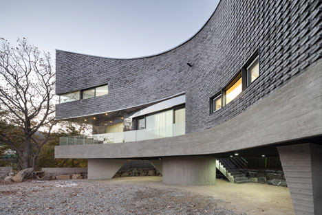 The Curving House by JOHO Architecture