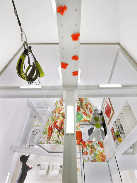 Skyhouse with an indoor slide by David Hotson and Ghislaine Viñas Skyhouse with an indoor slide by David Hotson and Ghislaine Viñas