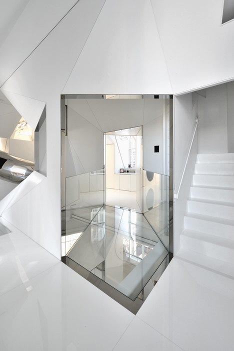 Skyhouse with an indoor slide by David Hotson and Ghislaine Viñas Skyhouse with an indoor slide by David Hotson and Ghislaine Viñas