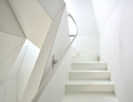 Skyhouse with an indoor slide by David Hotson and Ghislaine Viñas Skyhouse with an indoor slide by David Hotson and Ghislaine Viñas
