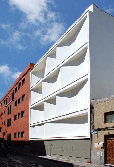 Eight Inscribed Houses and Three Courtyards by Romera y Ruiz Arquitectos