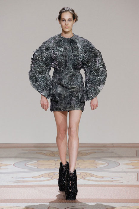 Magnetic grown dresses by Iris van Herpen and Jolan van der Wiel