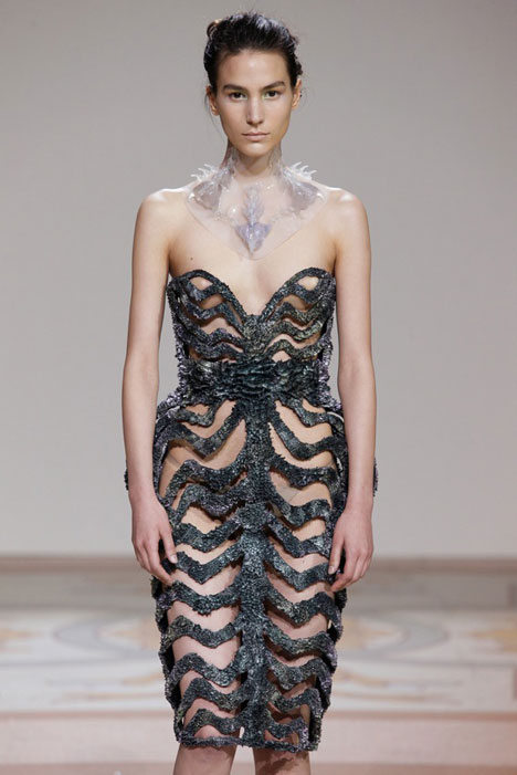 dezeen_Magnetic grown dresses by Iris van Herpen and Jolan van der Wiel_4