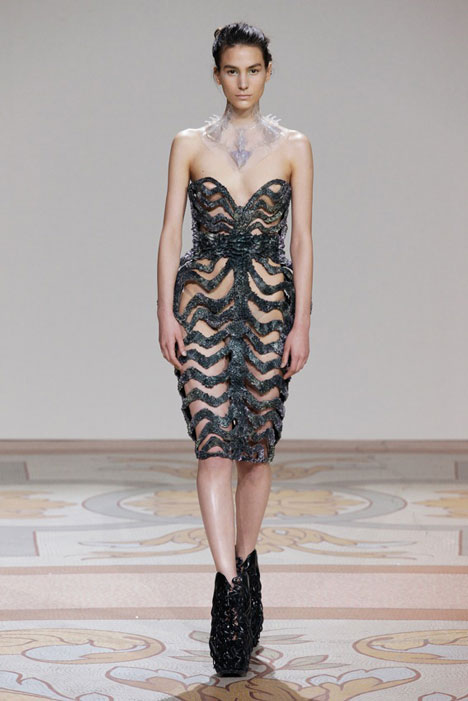 dezeen_Magnetic grown dresses by Iris van Herpen and Jolan van der Wiel_5