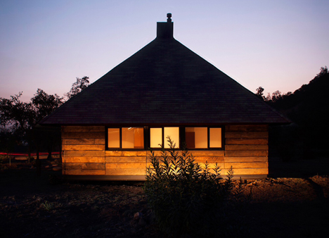 Hijuela El Durazno Caretaker's House by emA Hijuela El Durazno Caretaker's House by emA