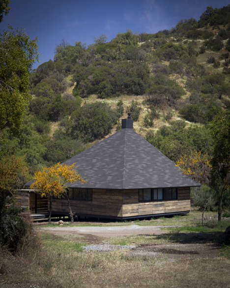 Hijuela El Durazno Caretaker's House by emA