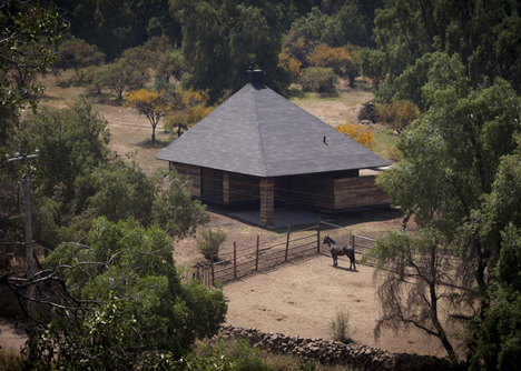 Hijuela El Durazno Caretaker's House by emA