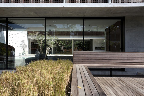 Courtyard House by Formwerkz Architects