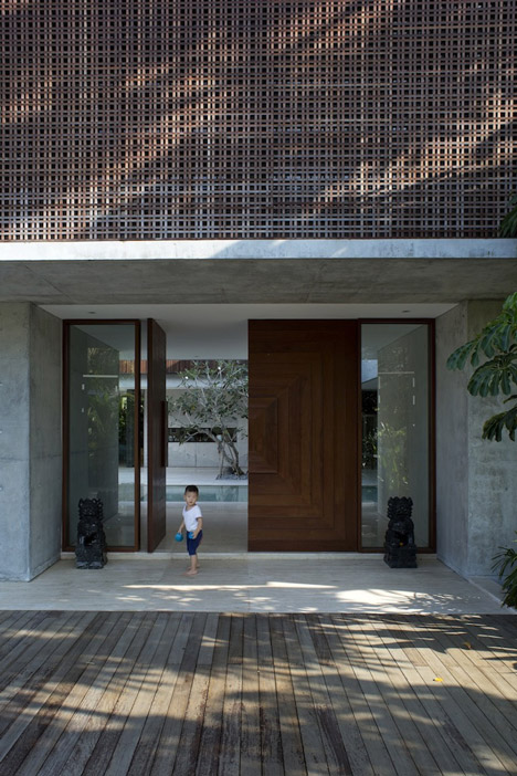 Courtyard House by Formwerkz Architects