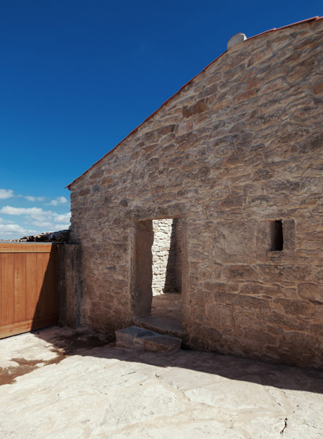House in Serra de Janeanes by João Branco