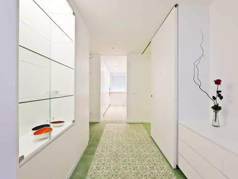 Renovated apartment by Romero Vallejo Arquitectos