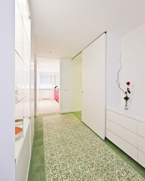 Renovated apartment by Romero Vallejo Arquitectos