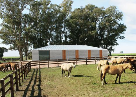 Caballeriza la Solana by Nicolas Pinto da Mota