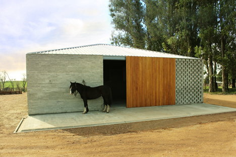 Caballeriza la Solana by Nicolas Pinto da Mota