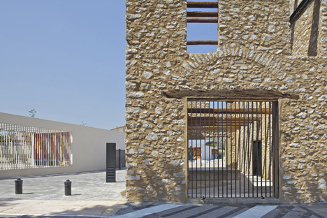 City Centre Pavilion and Main Square by Comac