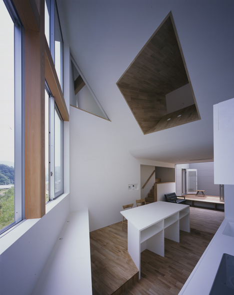 House in Kamihachiman by Horibe Associates