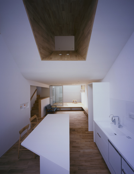 House in Kamihachiman by Horibe Associates
